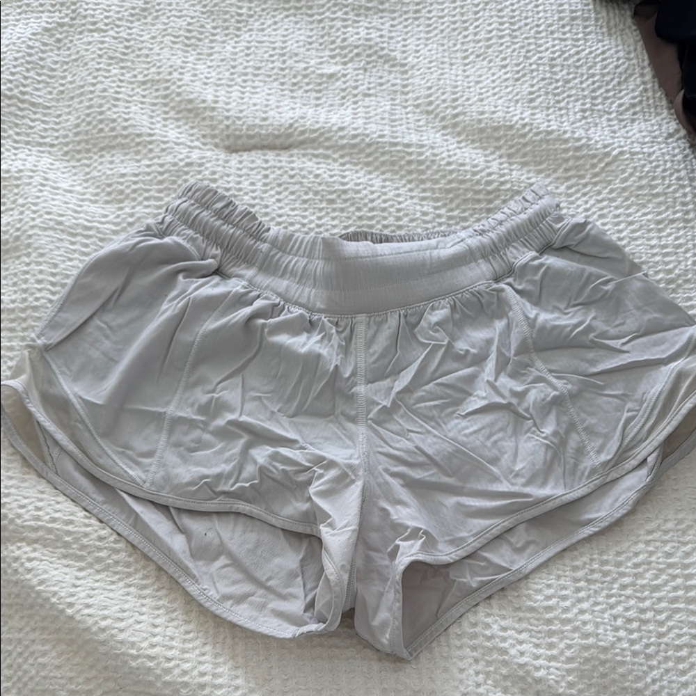 Women's Lululemon 2.5 inch hotty hot shorts size 6 white